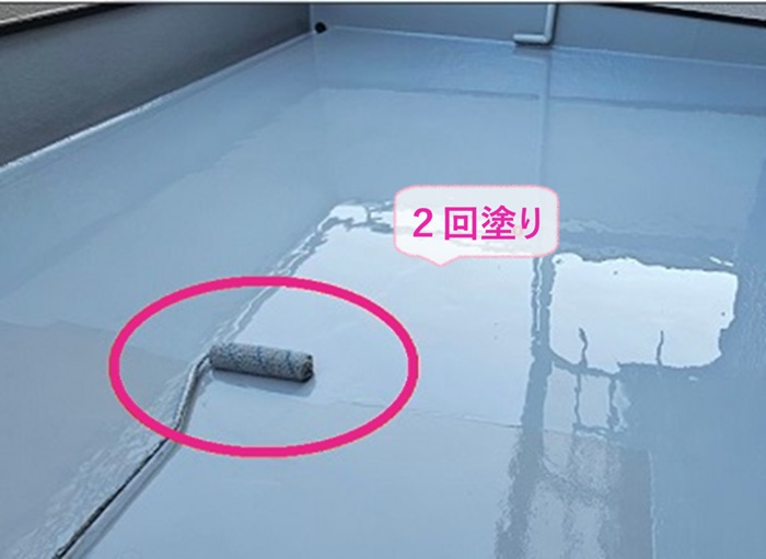 バルコニー防水リフォームでウレタン防水を２回塗りしている様子