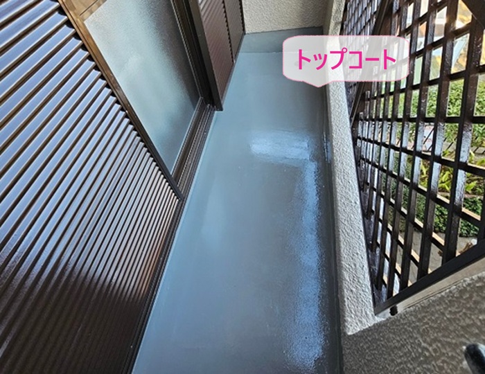 バルコニー防水リフォームでトップコートを塗っている様子