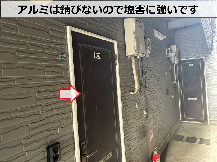 ３階建てアパートのドアはアルミ製で塩害に強い
