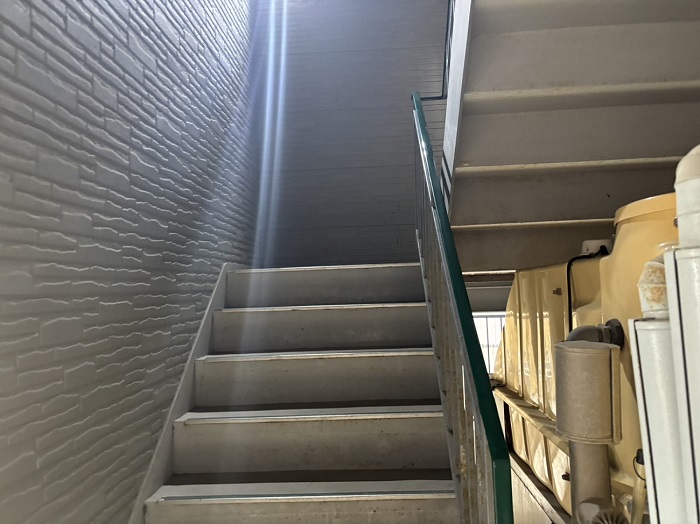 高砂市で塩害を受けている３階建てアパート