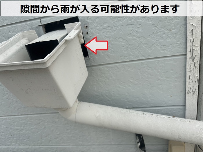 神戸市灘区のアパートで外れかけた雨樋