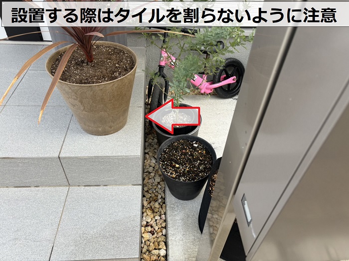 アルミ屋根のお洒落なサイクルポートを設置する際にタイルを割らないよう注意