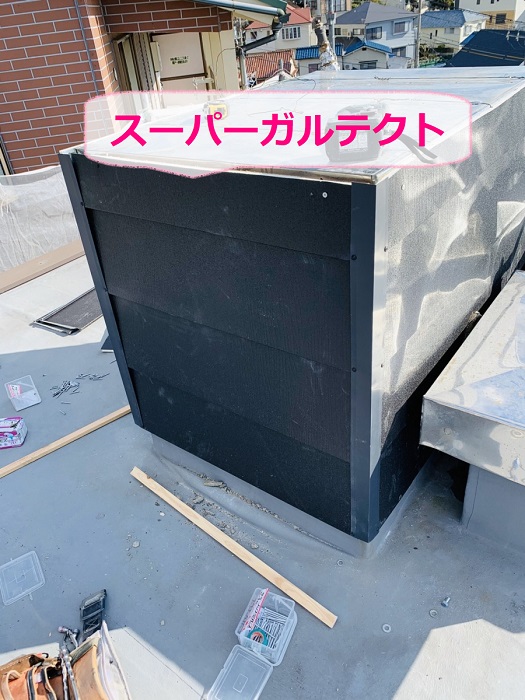 神戸市北区での煙突雨漏り修繕工事でガルバリウム鋼板を貼っている様子