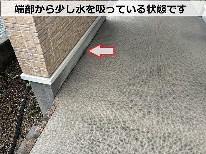 共用廊下の長尺シートの端部から少し水を吸っている様子