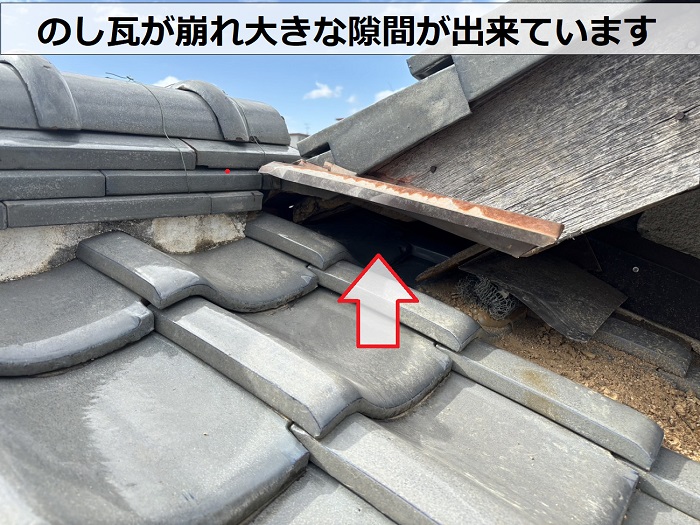 三木市で平屋木造建ての瓦屋根が崩れている様子