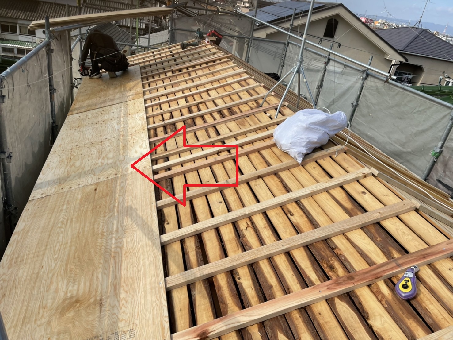 屋根葺き替え工事で下地用合板を貼っている様子