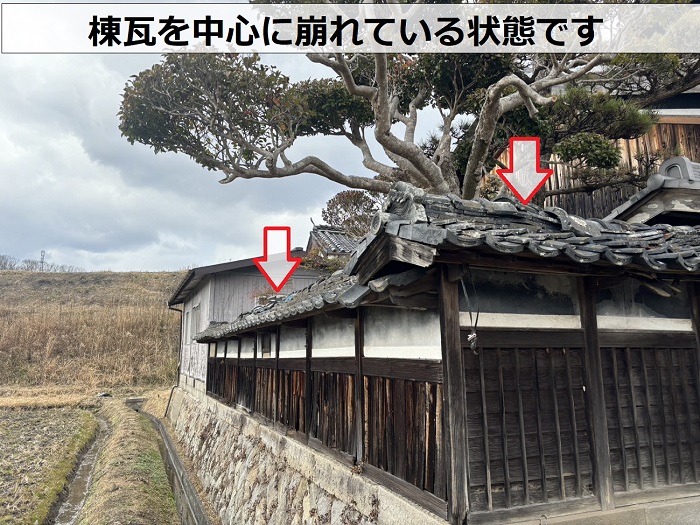 三木市で擁壁の棟瓦が崩れている様子