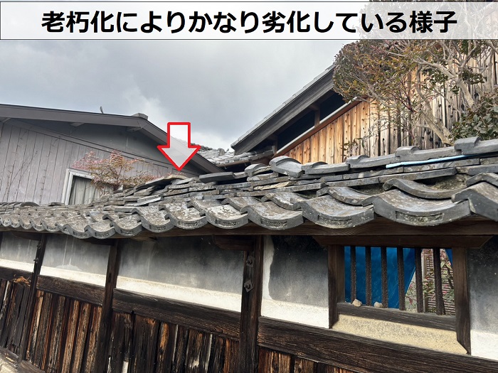 老朽化により笠木の瓦が劣化している様子