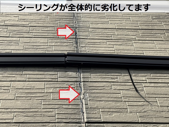 川西市で２階建て戸建ての外壁調査を行っている現場でシーリングが切れているのを確認