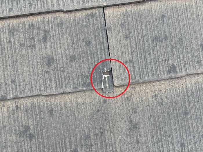 姫路市での雹被害を受けたスレート屋根が割れている様子