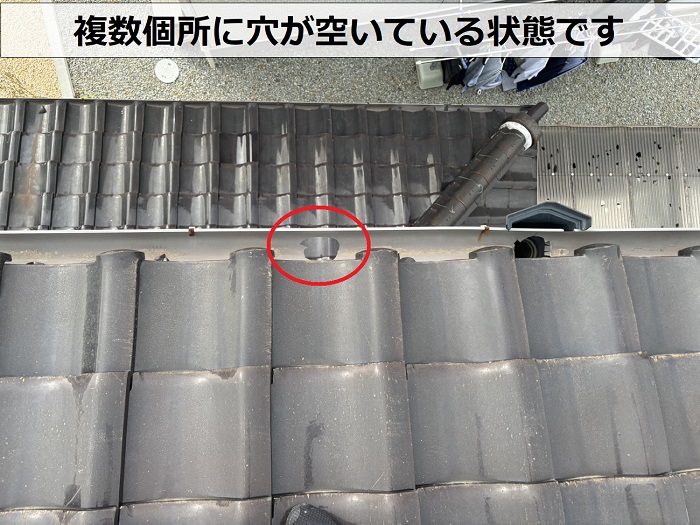 自然災害で雨樋に穴が空いている様子