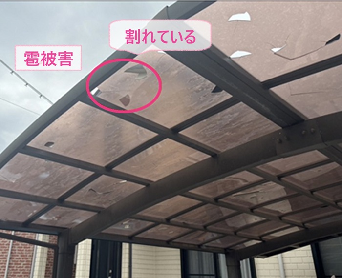 2台用カーポート屋根交換で屋根材のアクリル板が雹被害で割れている様子