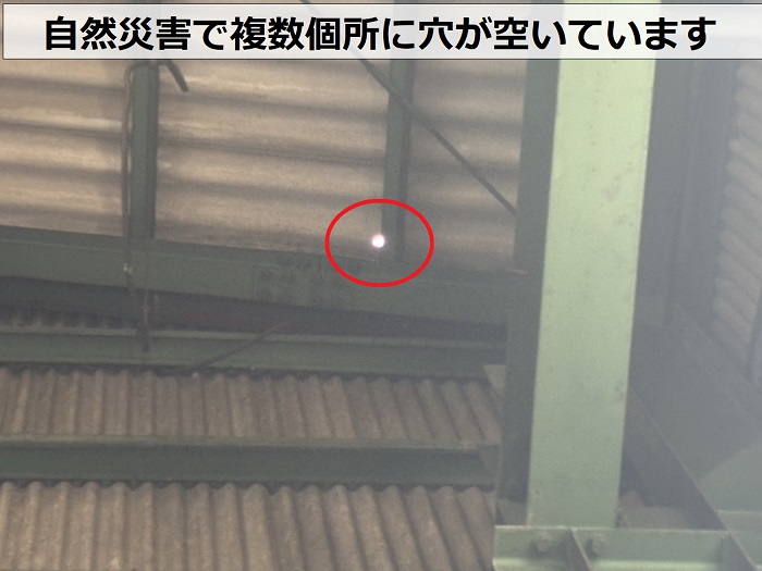 自然災害でスレート屋根に複数穴が空いている様子