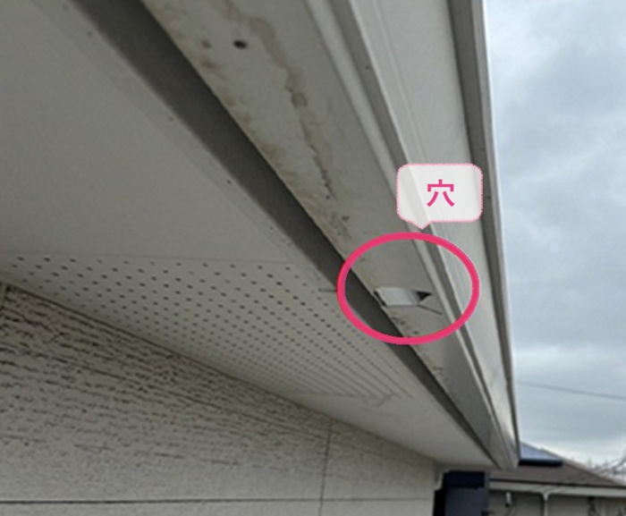 台風被害の雨どい交換で既存の雨樋に穴が開いている様子