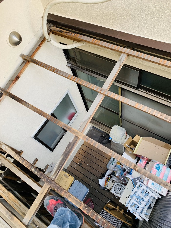 ベランダのポリカ波板屋根を撤去した様子