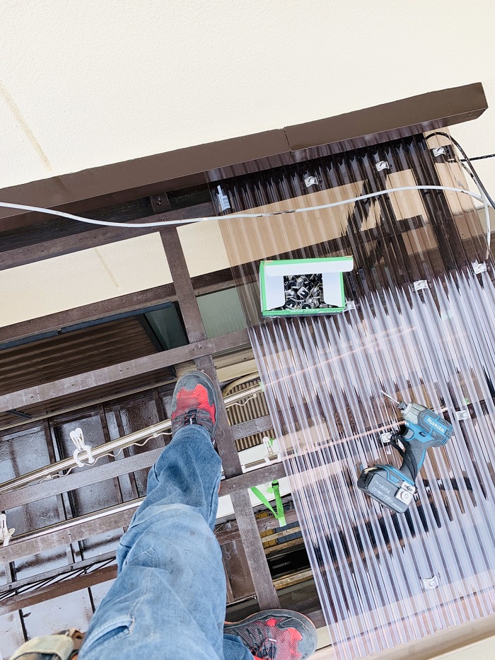 飛ばされたベランダのポリカ波板を貼り替えている様子
