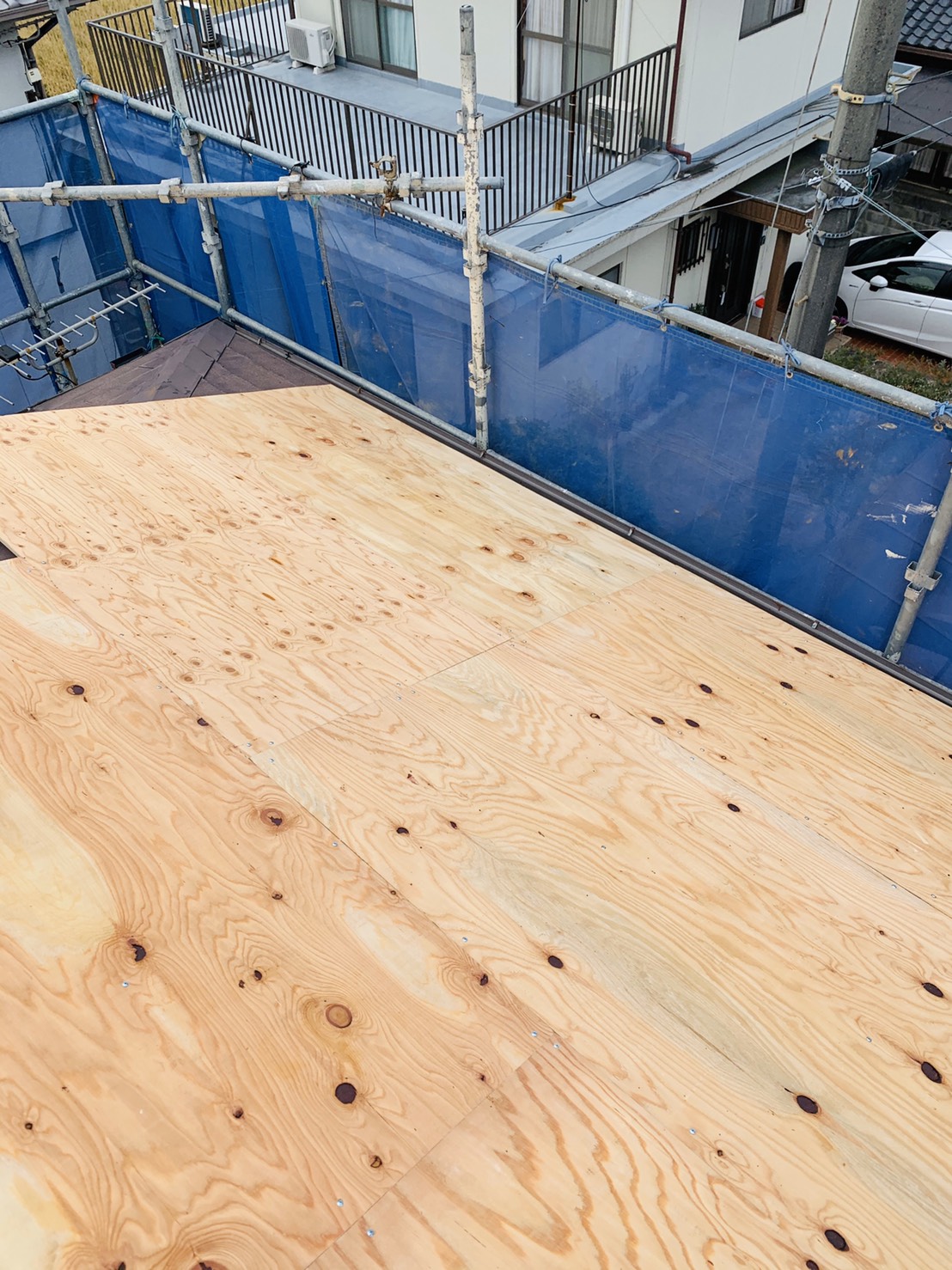 下地用合板を貼っている様子