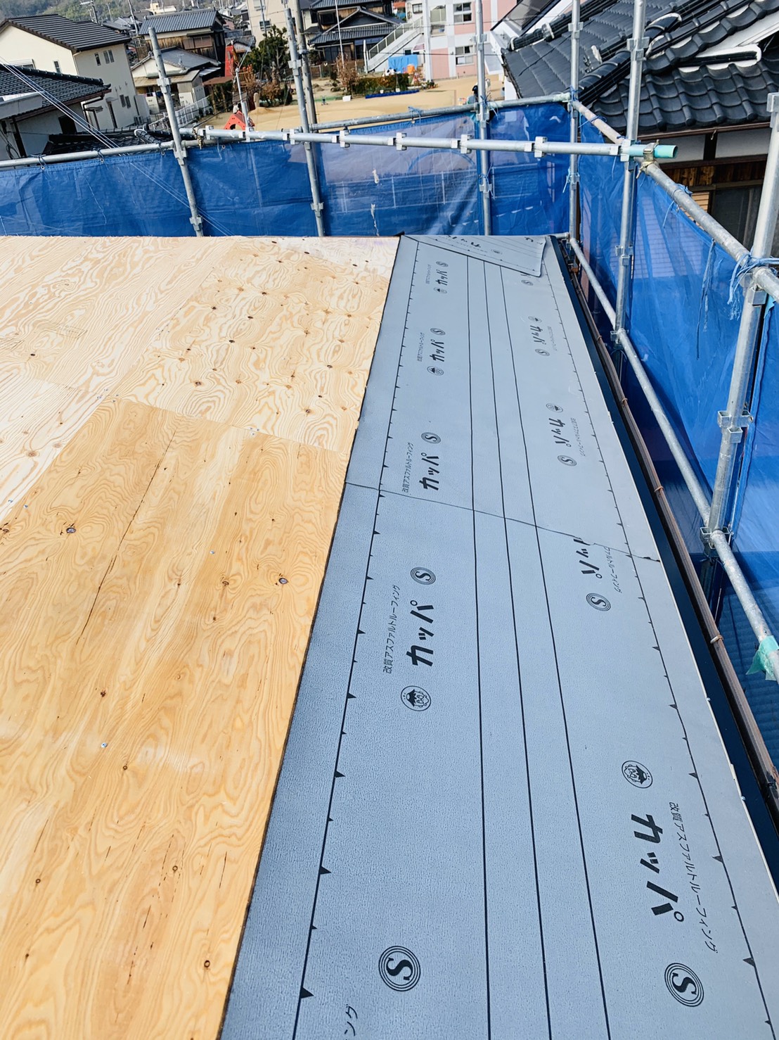 防水シートを貼っている様子