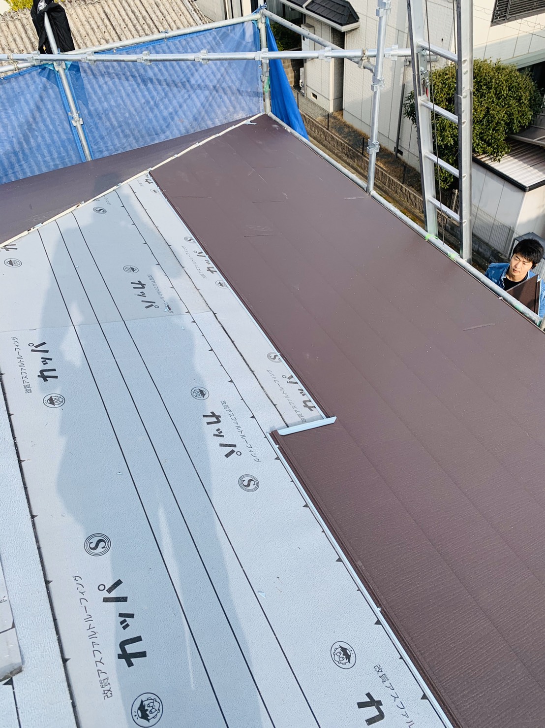 屋根を葺いている様子