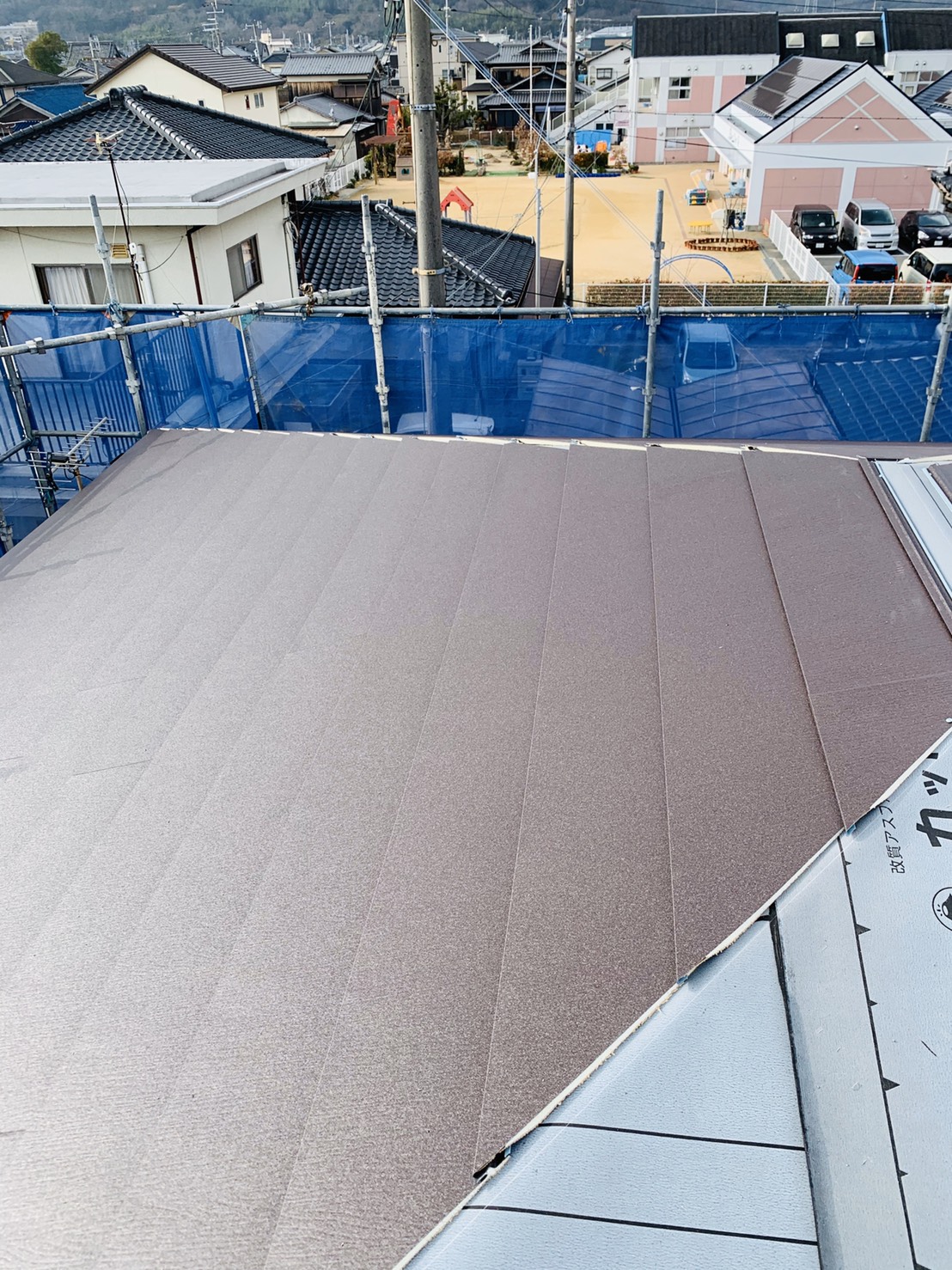 屋根を葺いている様子