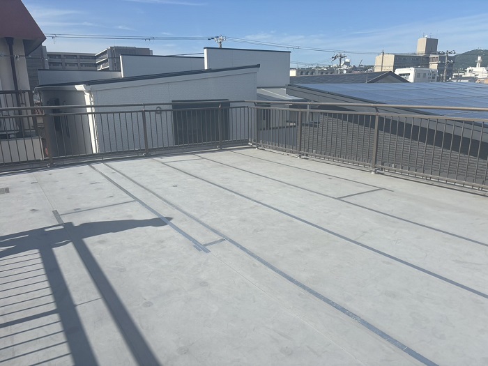神戸市垂水区でヘーベルハウス戸建ての屋上防水工事として塩ビシートを貼り替える前の様子