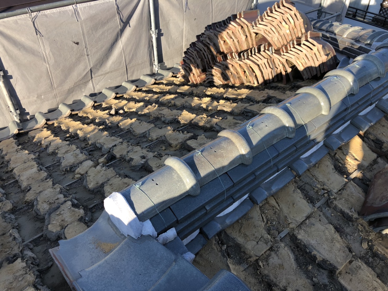 屋根葺き替え工事で瓦屋根を撤去している様子