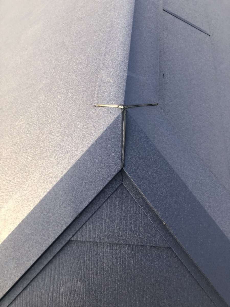 屋根カバー工事で棟板金を取り付けている様子