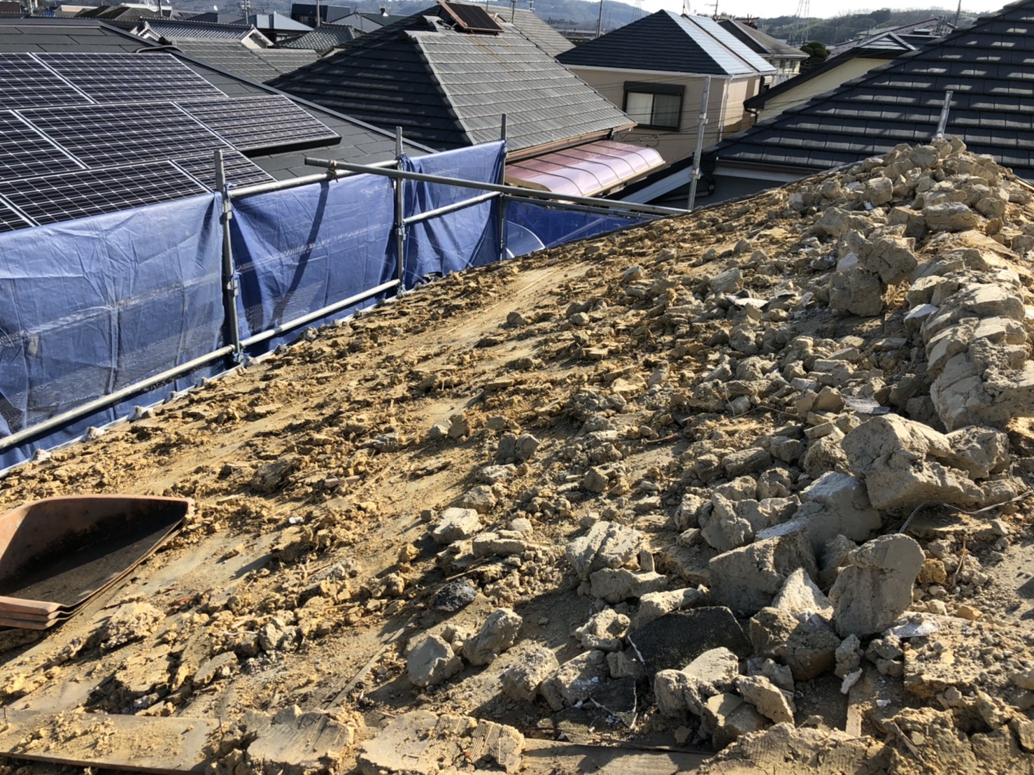 神戸市垂水区での屋根葺き替え工事で瓦をめくり終えた様子