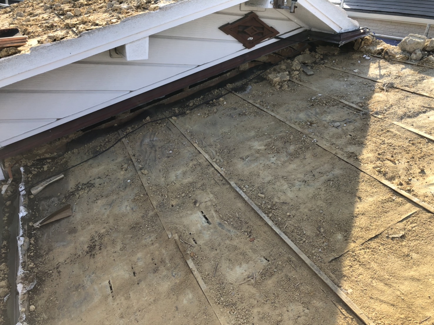 神戸市での大雨による屋根葺き替え工事で土を撤去した様子