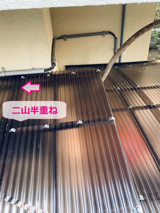 明石市での波板工事でタキロン製のポリカ波板を2山半重ねている様子