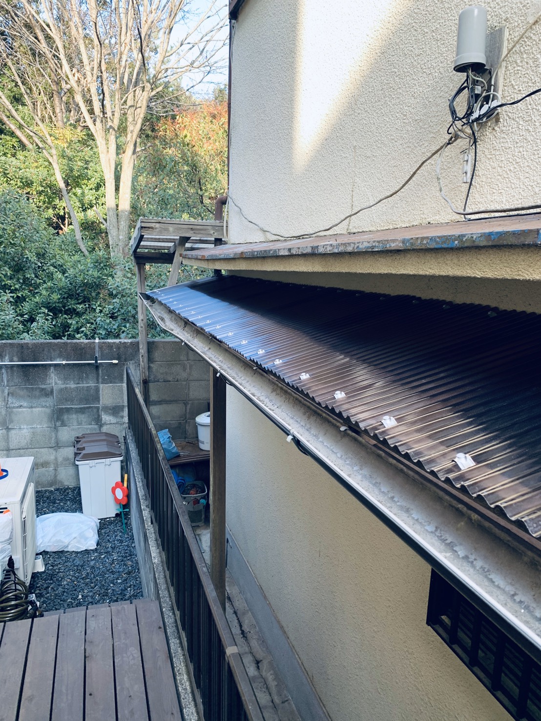 通路に貼った新しい波板