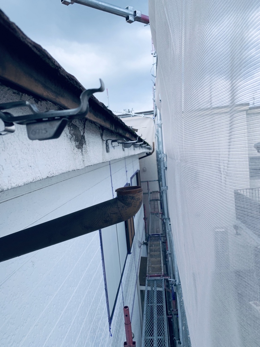 ステンレスの受け金具を取り付けている様子