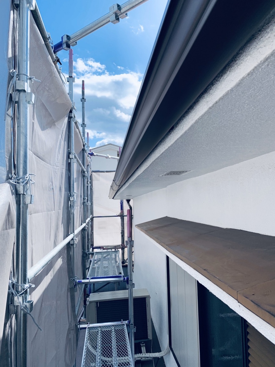 軒樋を取り付けた様子