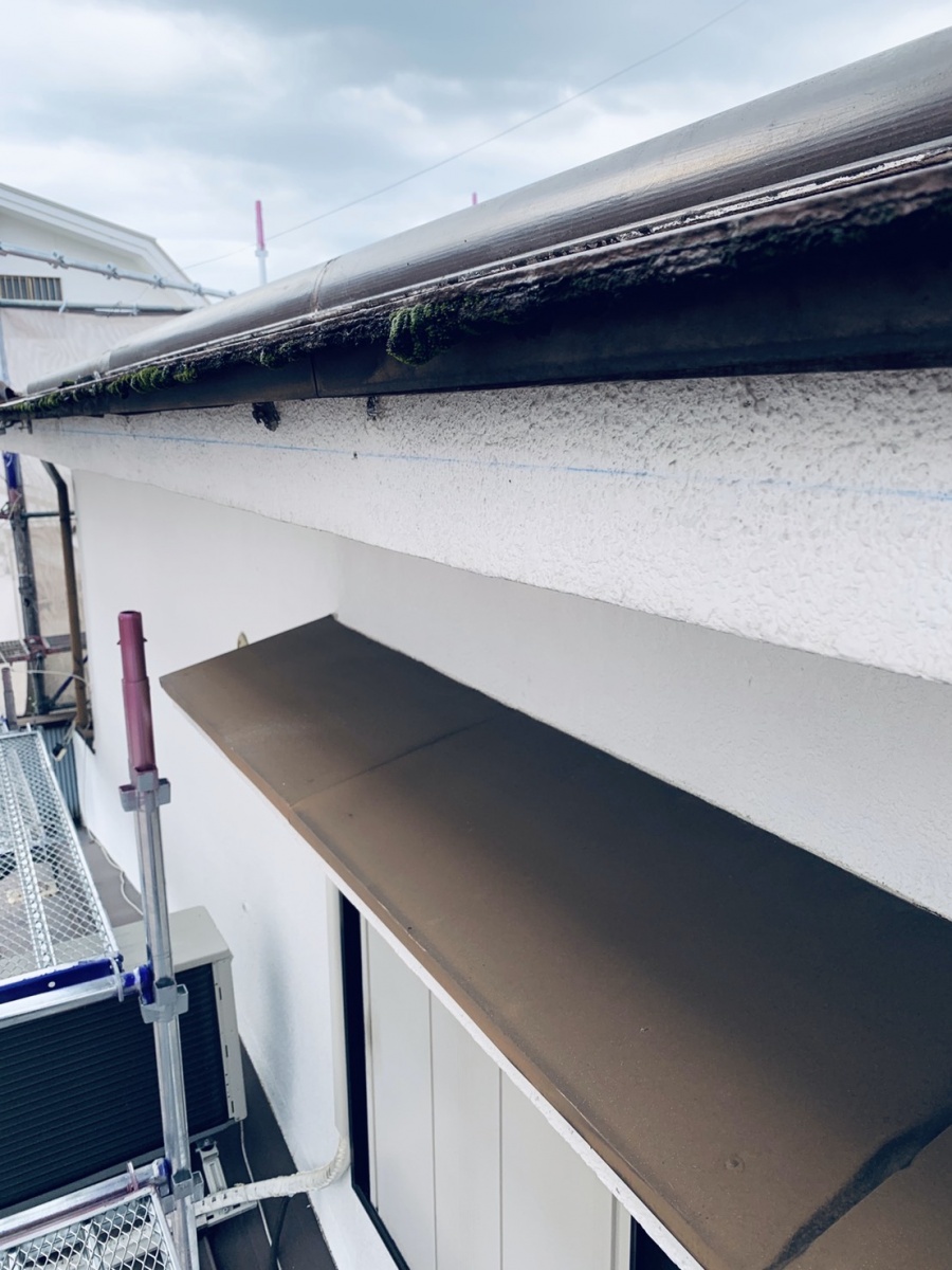 軒金具を撤去した様子