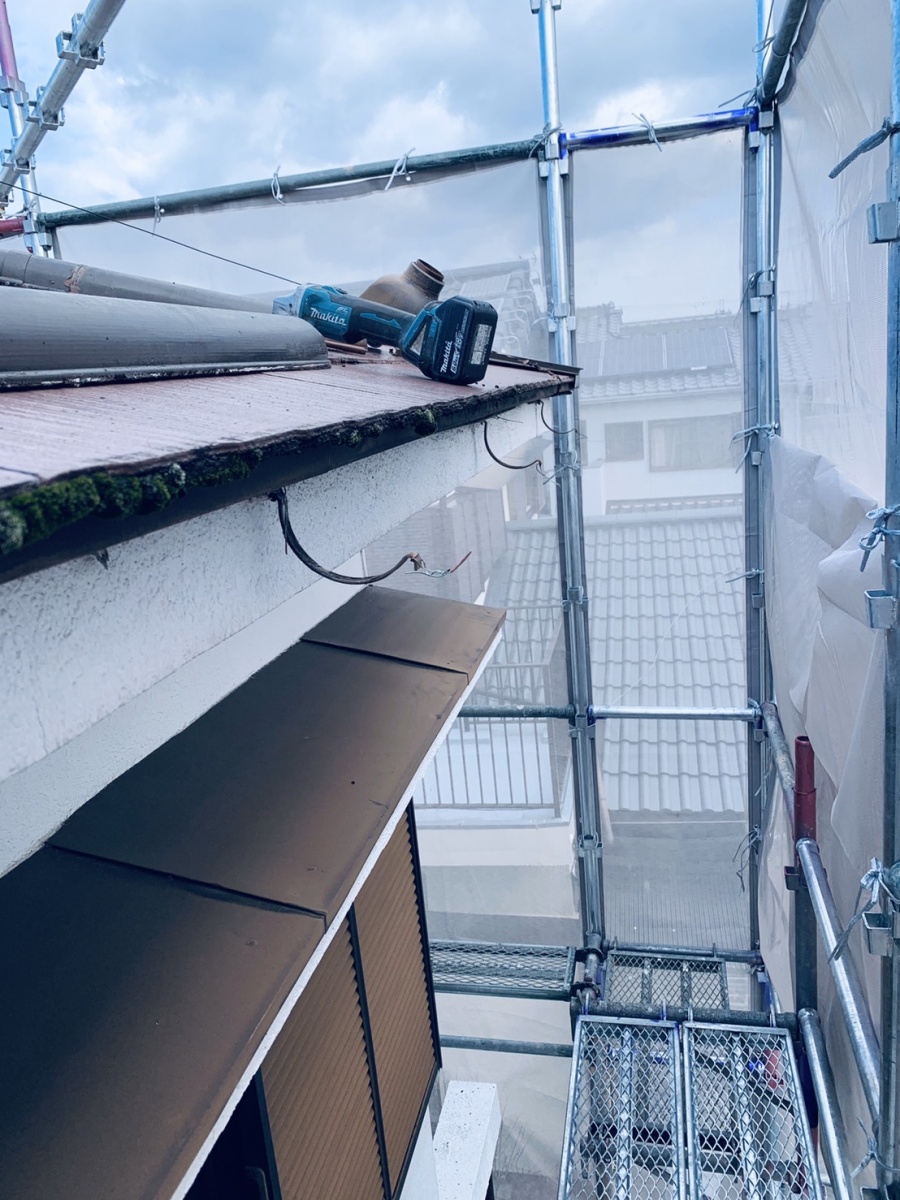 軒樋の金具を撤去している様子