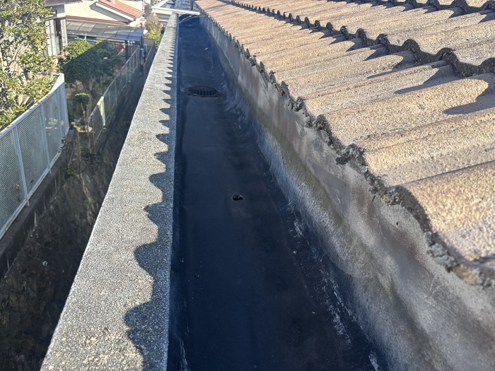 洲本市で屋根上の側溝の雨漏り修理で防水工事としてウレタン防水密着工法を行う前の様子