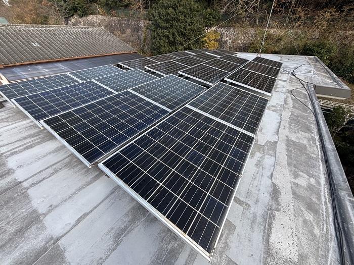 三田市でヘーベルハウス戸建ての屋上防水工事で塩ビシートを貼り替える前の様子