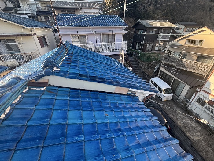 棟瓦を補修する前の様子