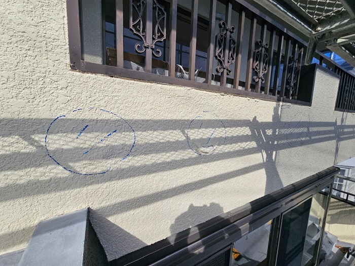 洲本市で外壁塗装工事としてモルタル壁のひび割れや浮を修理する前の様子