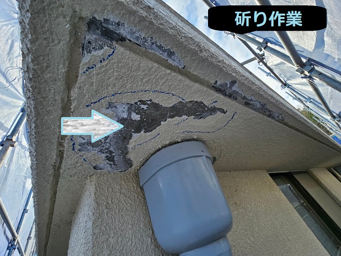 洲本市で外壁補修工事としてモルタル壁の膨れやクラックを修繕する現場で斫り作業