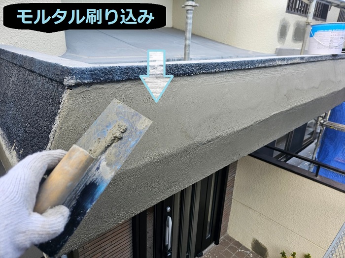 洲本市で外壁補修工事としてモルタル壁の膨れやクラックを修繕する現場でモルタル刷り込み