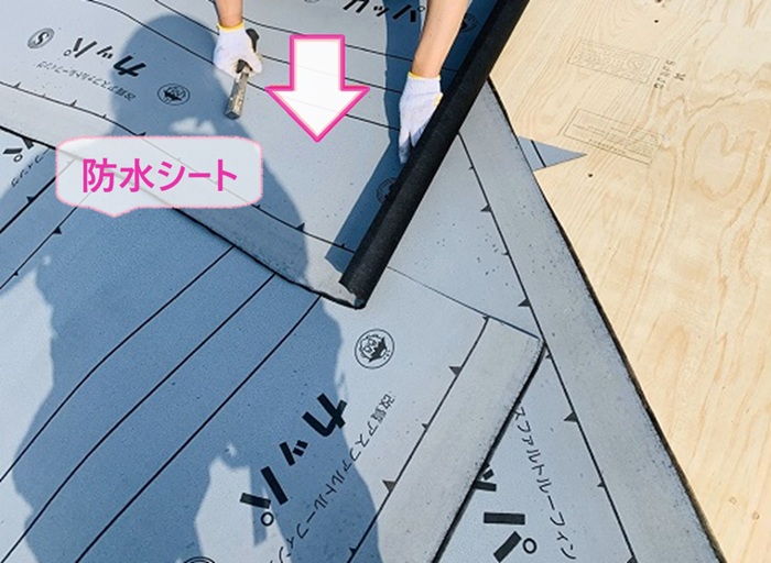 日本瓦の葺き直しで新しい防水シートを貼っている様子
