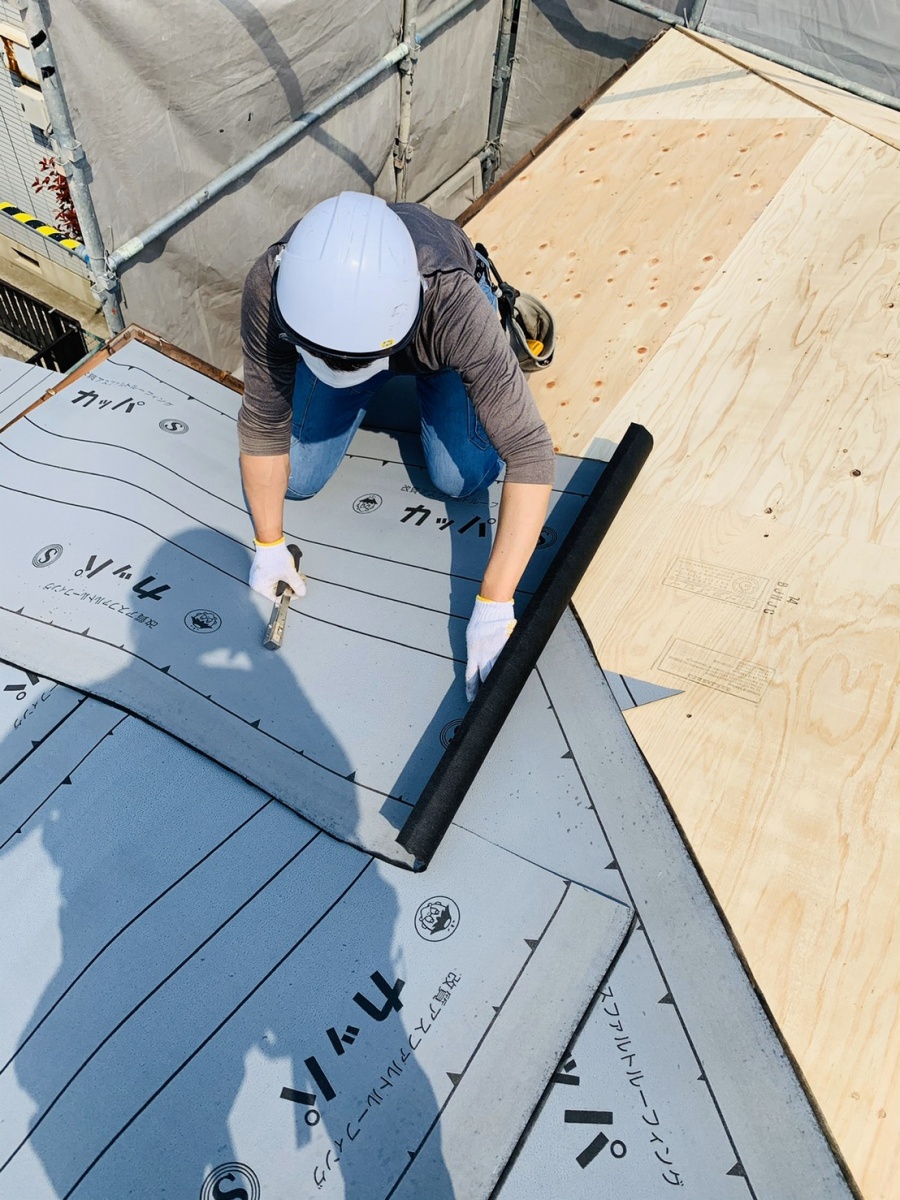 防水シートを固定している様子