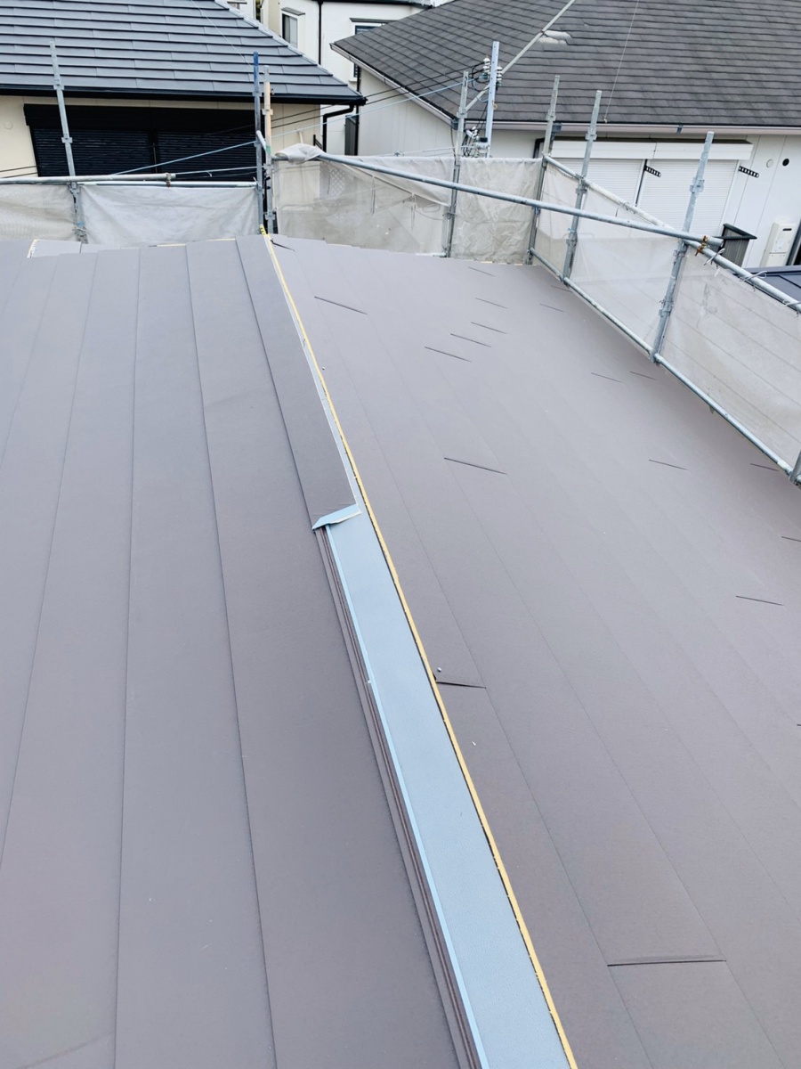 屋根を上まで葺いていっている様子