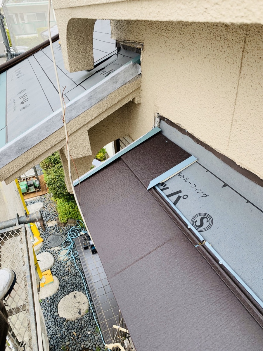 ガルテクトを葺いている様子