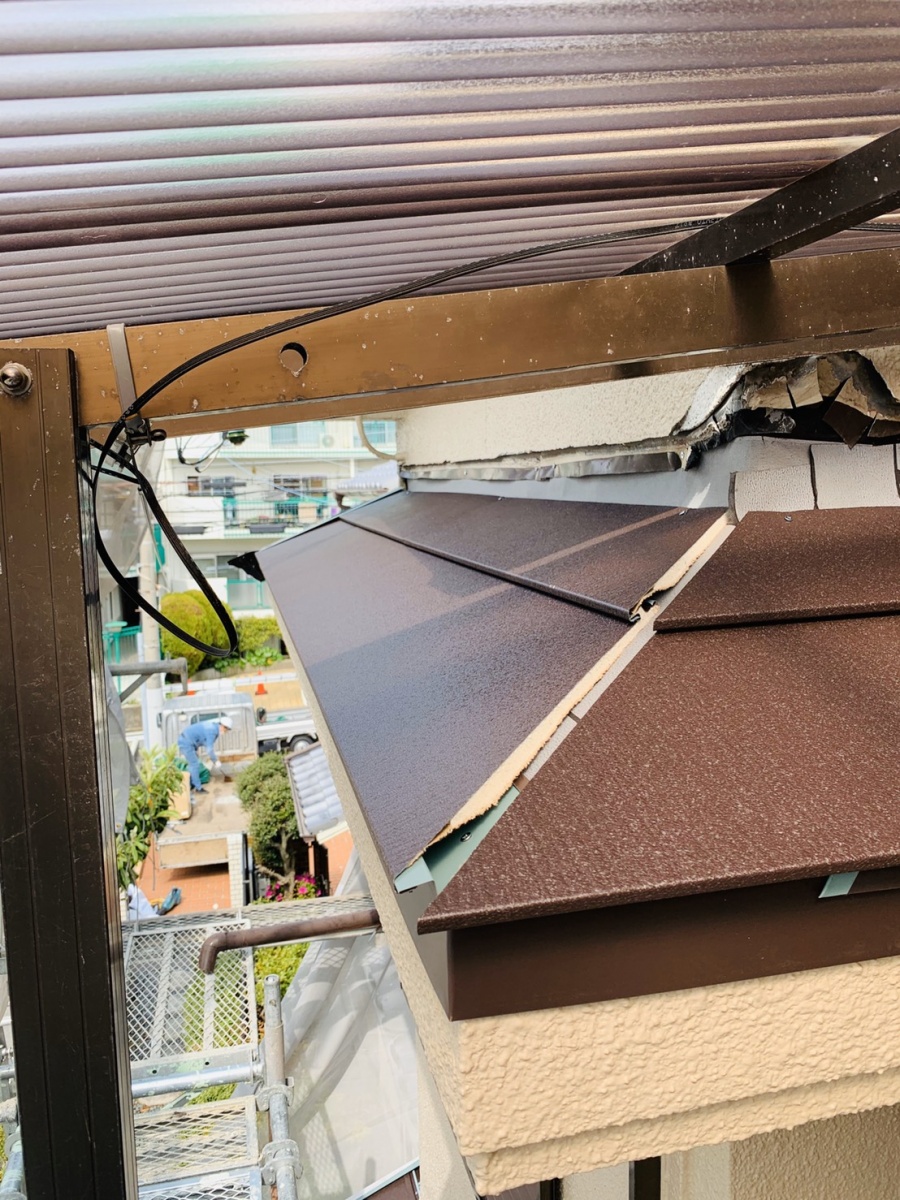 庇を葺いている様子