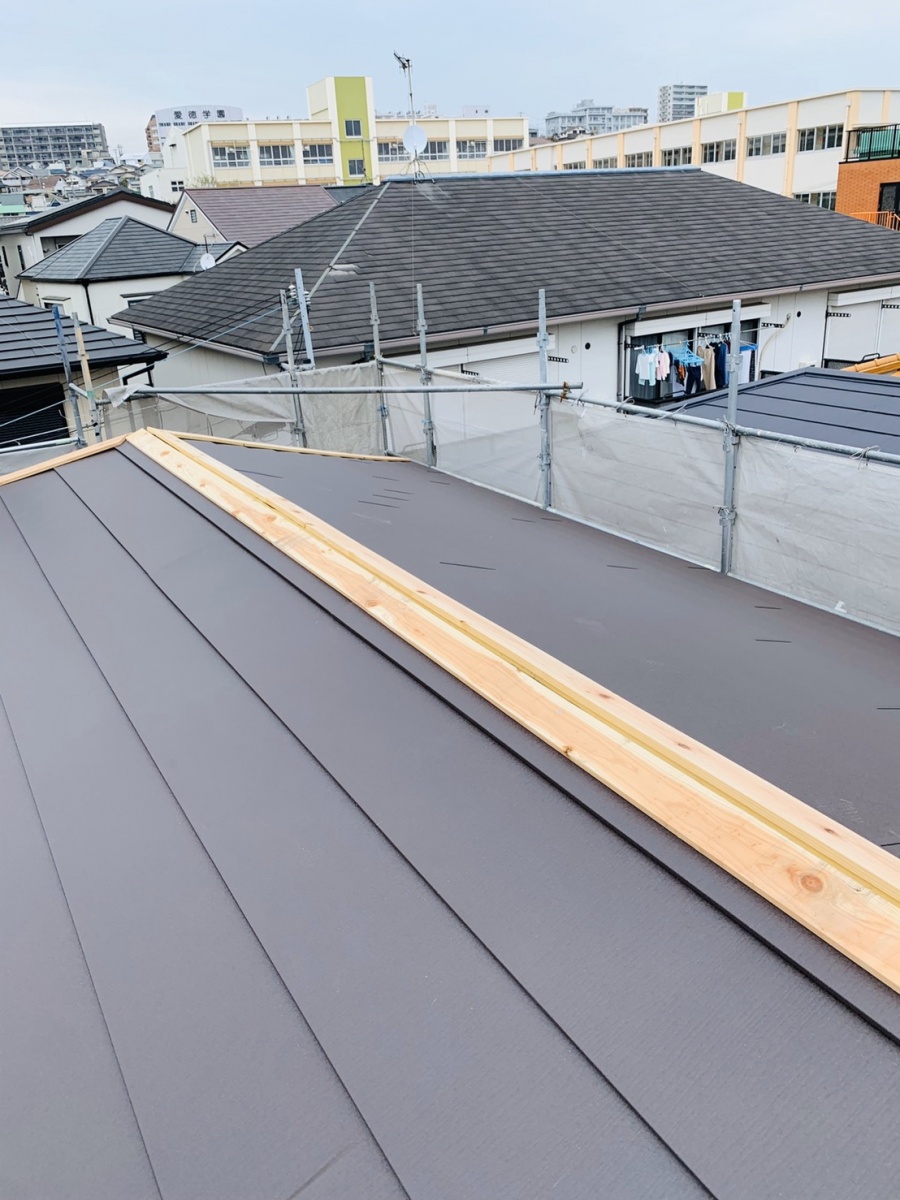 棟木を付けている様子