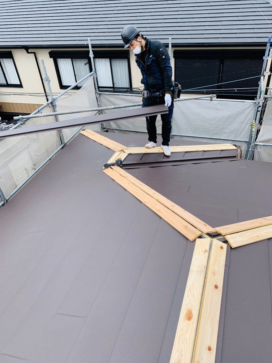 棟木を取り付けている様子