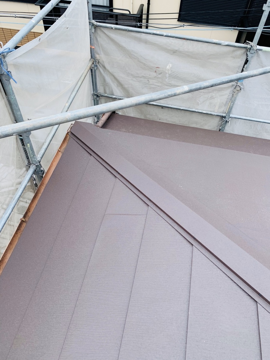 棟板金を取り付けた様子