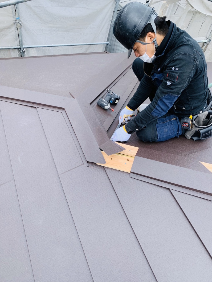棟板金を加工している様子